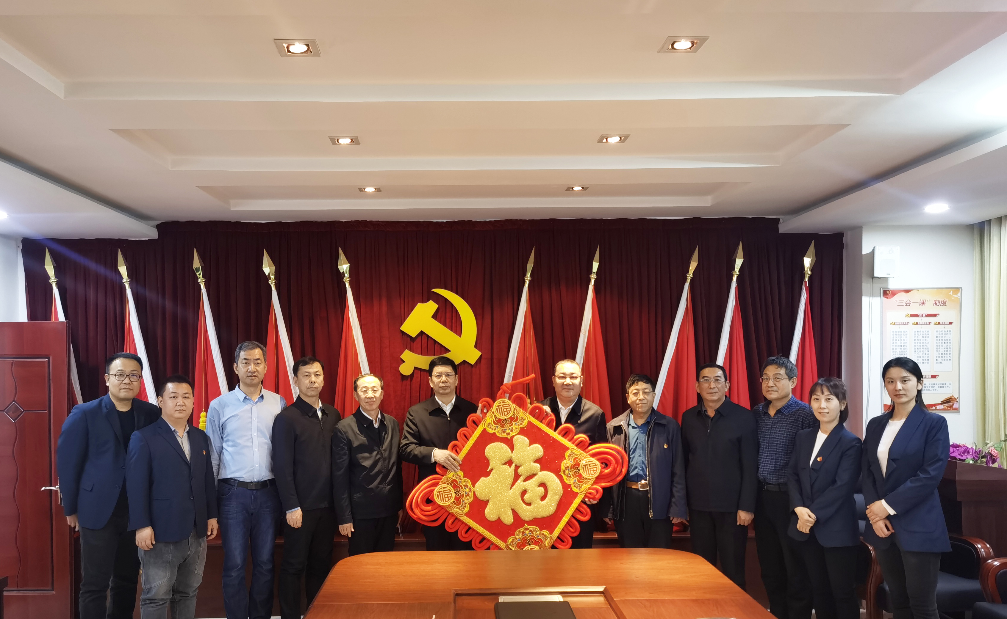 自治區(qū)政協(xié)副主席、工商聯(lián)主席安潤生等領(lǐng)導(dǎo)蒞臨協(xié)會(huì)慰問指導(dǎo)